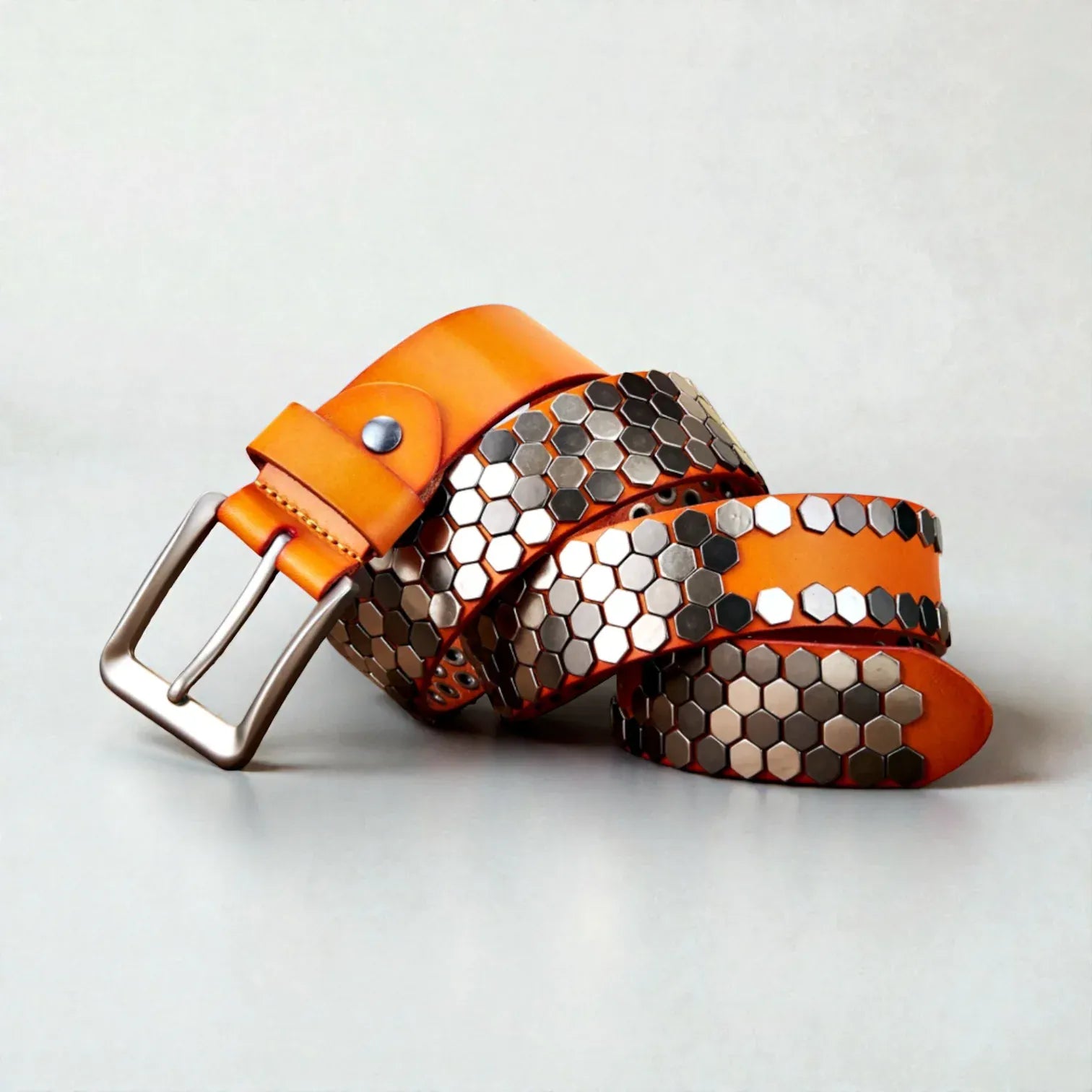 Ceinture cloutée homme en cuir avec finition géométrique