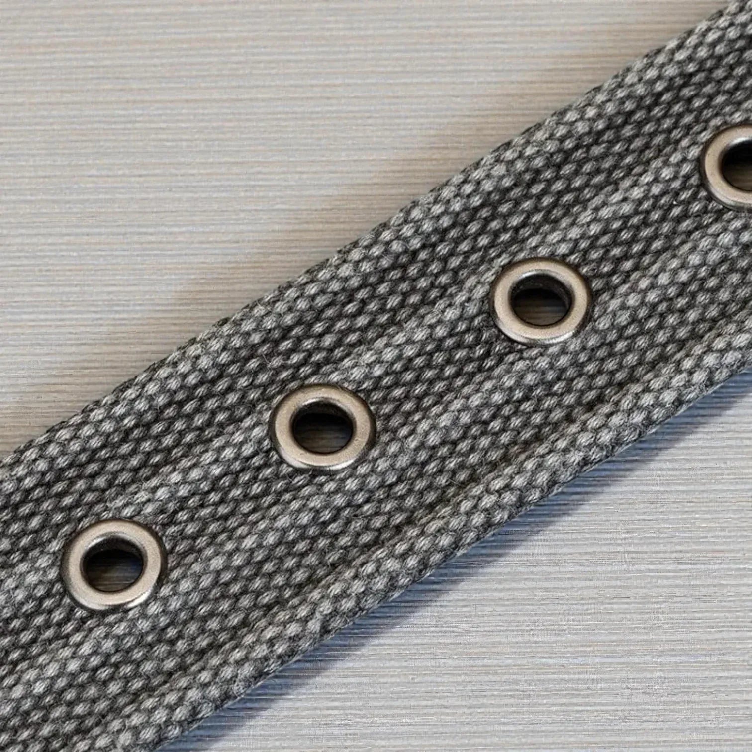Ceinture pour homme toile avec œillets métalliques robustes