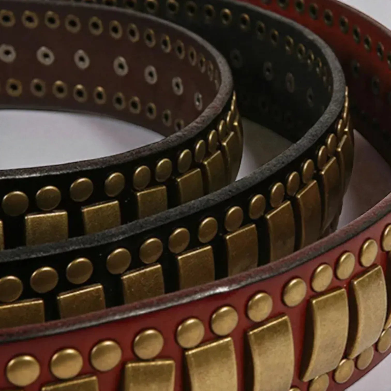 Ceinture luxe homme avec éléments décoratifs dorés