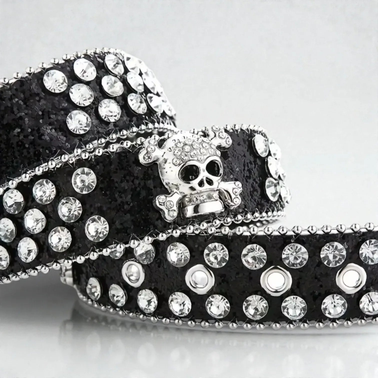 Ceinture tête de mort femme avec strass brillants et design audacieux
