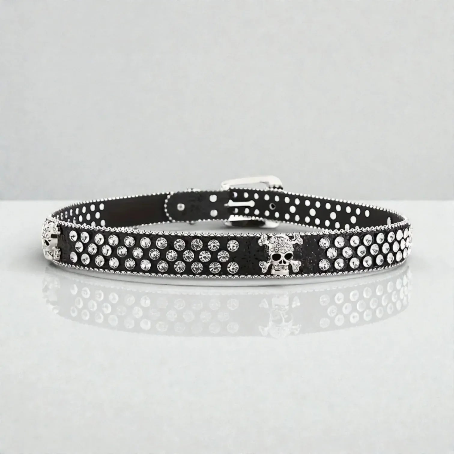 Ceinture tête de mort femme avec strass brillants et design audacieux