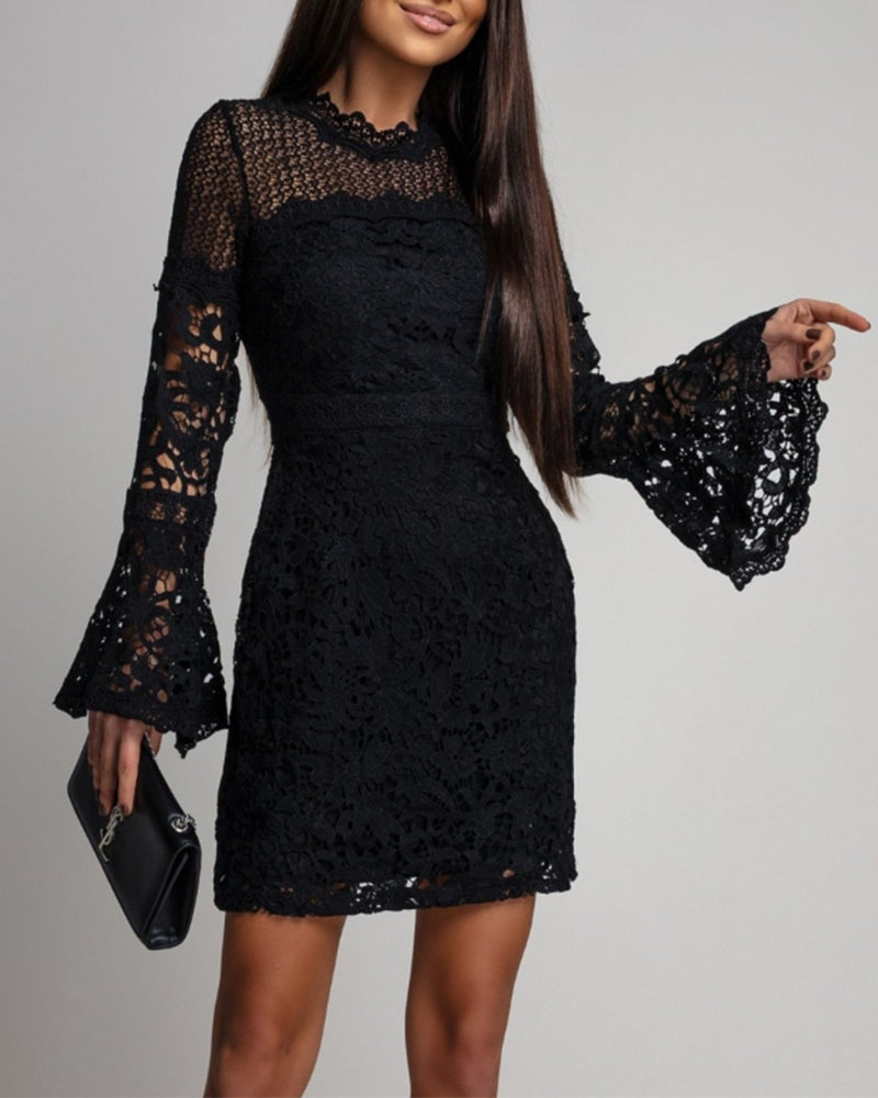 Robe en dentelle à manches cloche