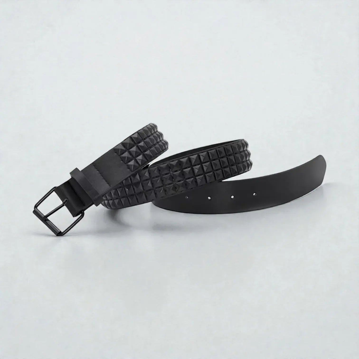 Ceinture cloutée femme avec rivets pyramidaux audacieux
