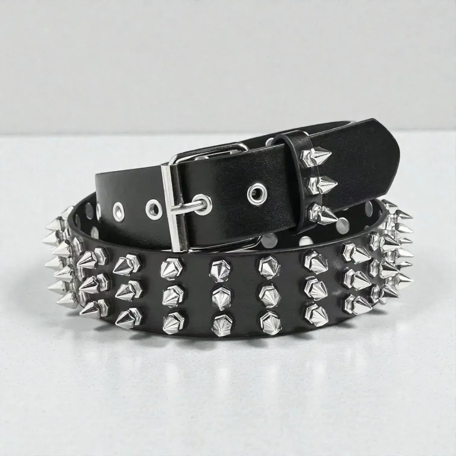 Ceinture cloutée femme punk avec œillets en métal