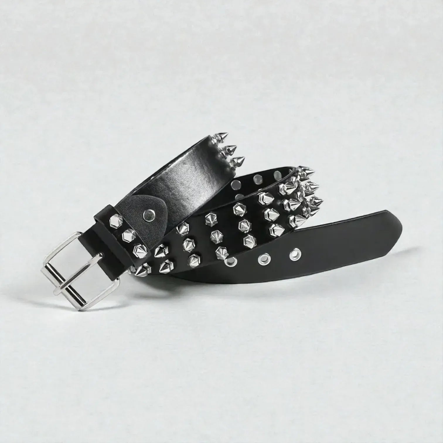 Ceinture cloutée femme punk avec œillets en métal