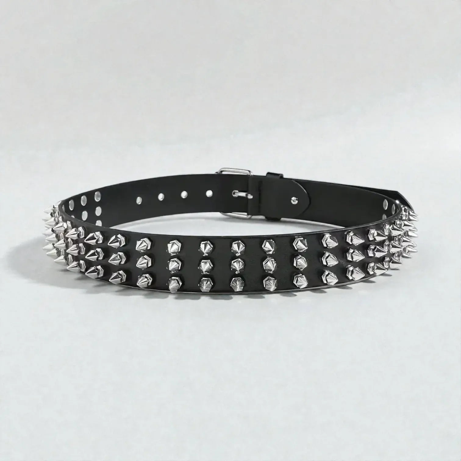 Ceinture cloutée femme punk avec œillets en métal