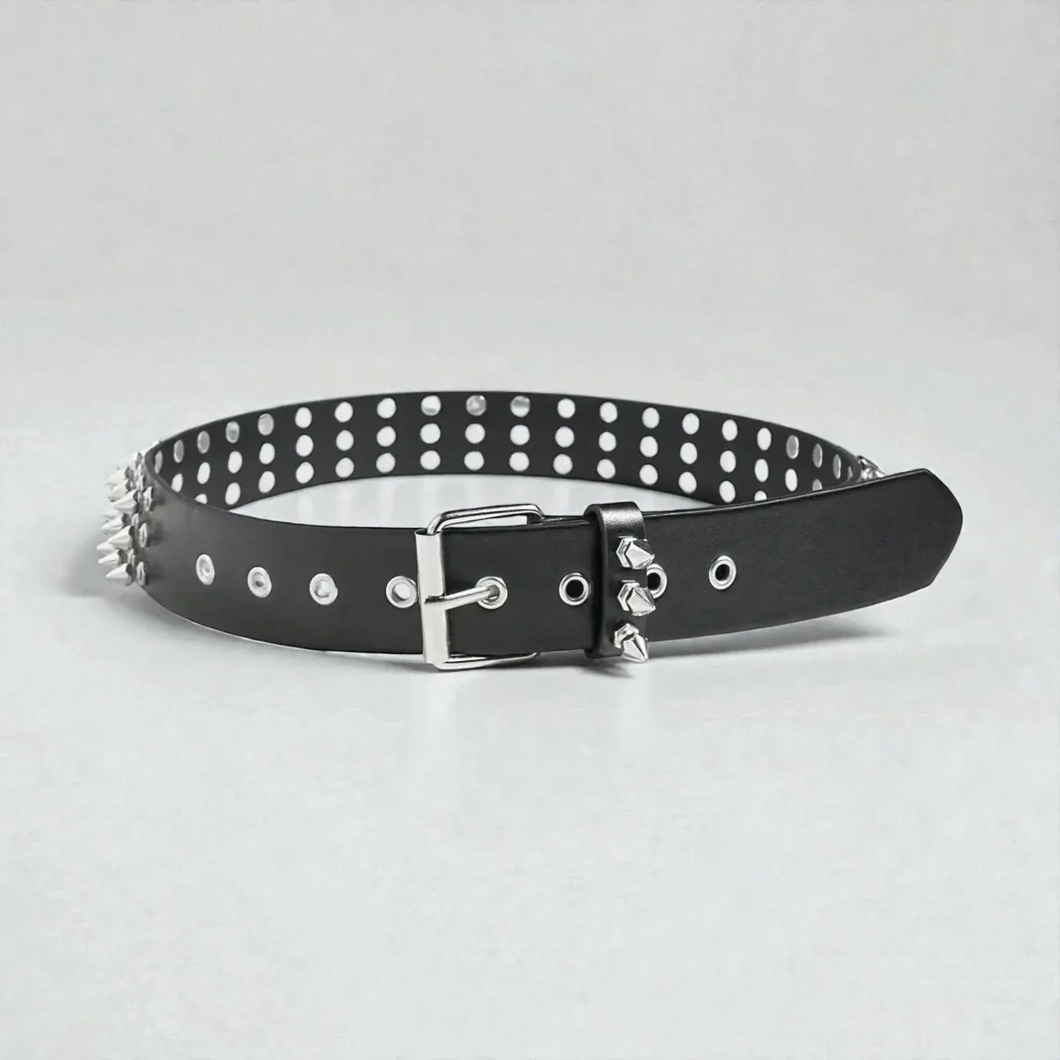 Ceinture cloutée femme punk avec œillets en métal