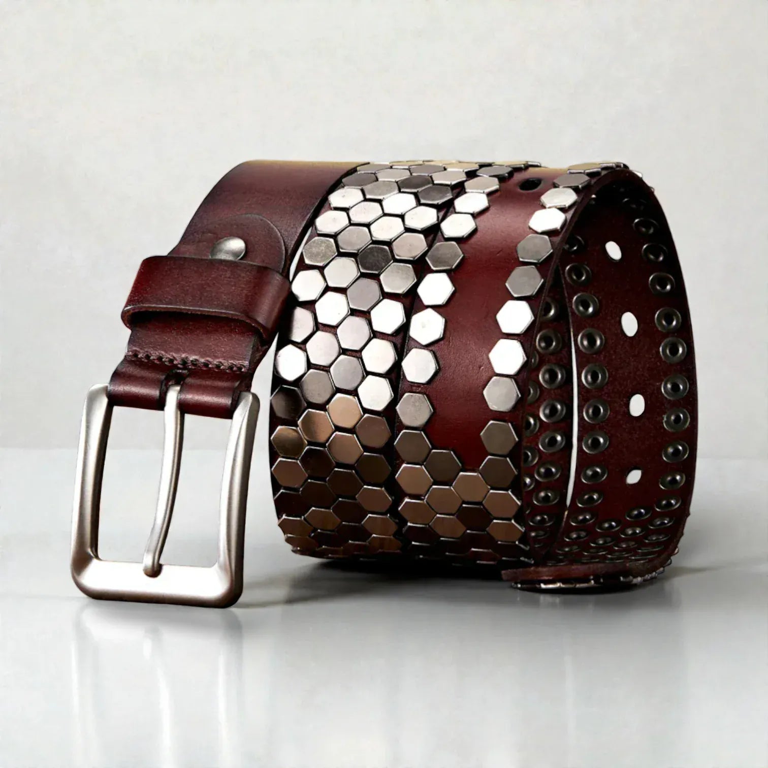 Ceinture cloutée homme en cuir avec finition géométrique