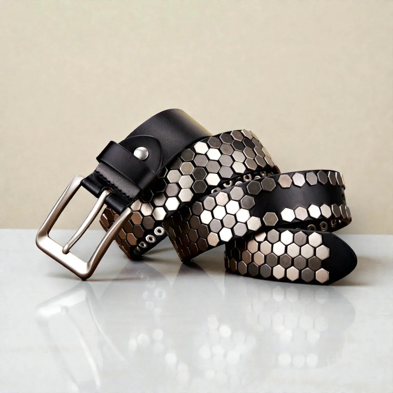 Ceinture cloutée homme en cuir avec finition géométrique