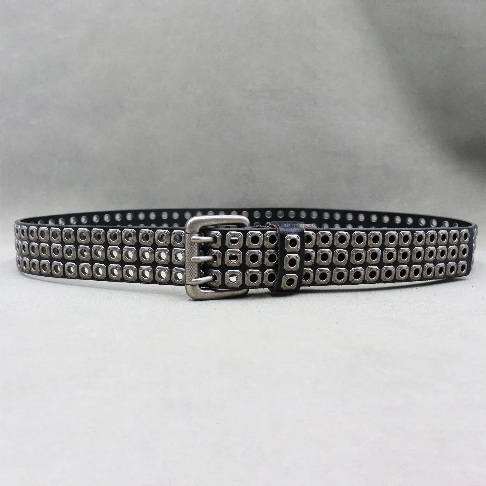Ceinture cuir avec rivets métalliques au design rock