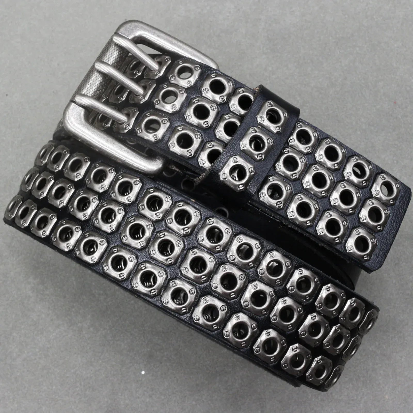 Ceinture cuir avec rivets métalliques au design rock