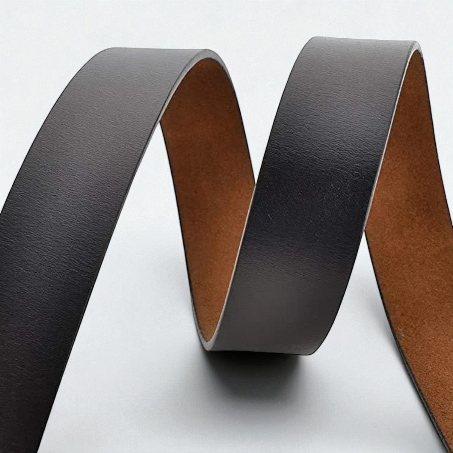 Ceinture cuir noire homme avec bords lissés et coutures dicrètes