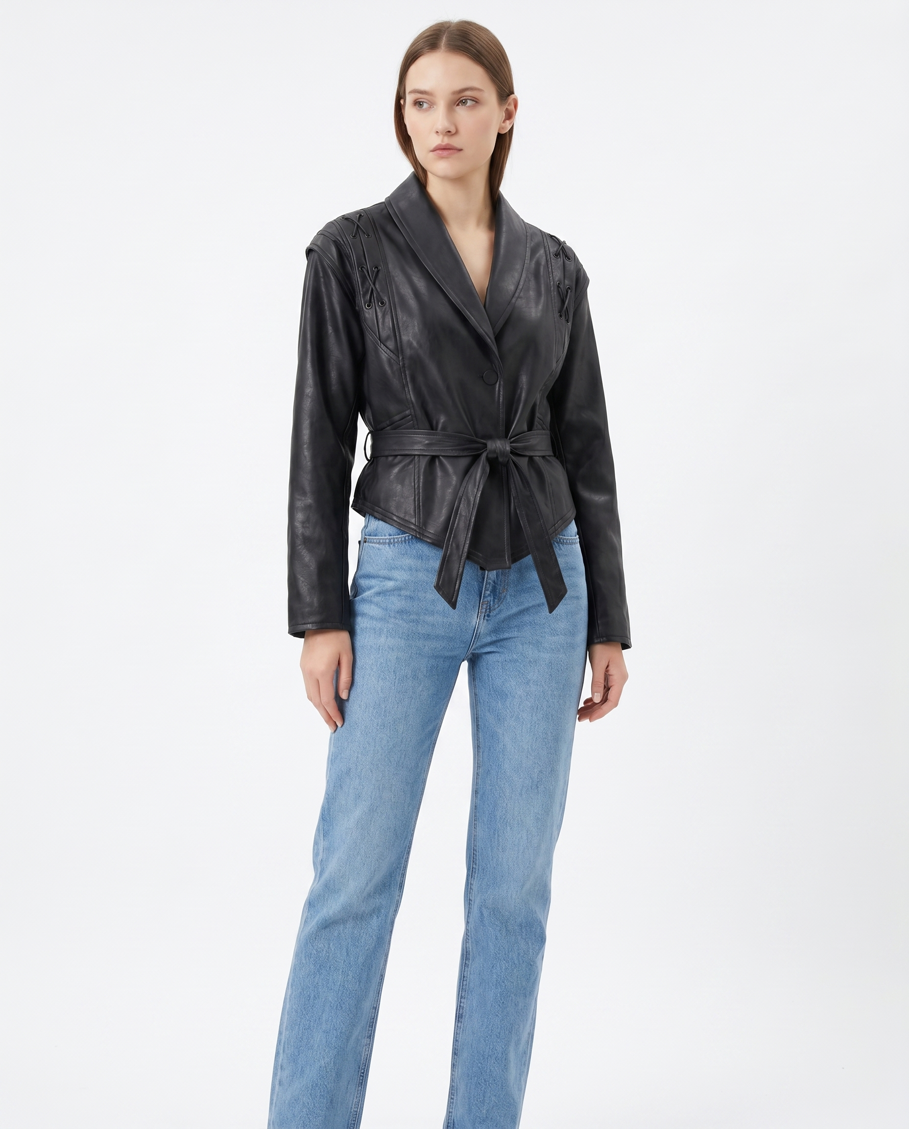 Veste femme courte en simili cuir à ceinture - portée