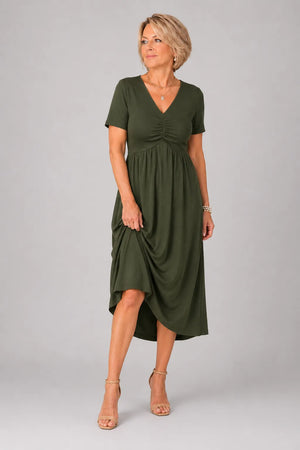 Robe col en V froncée manches courtes évasée