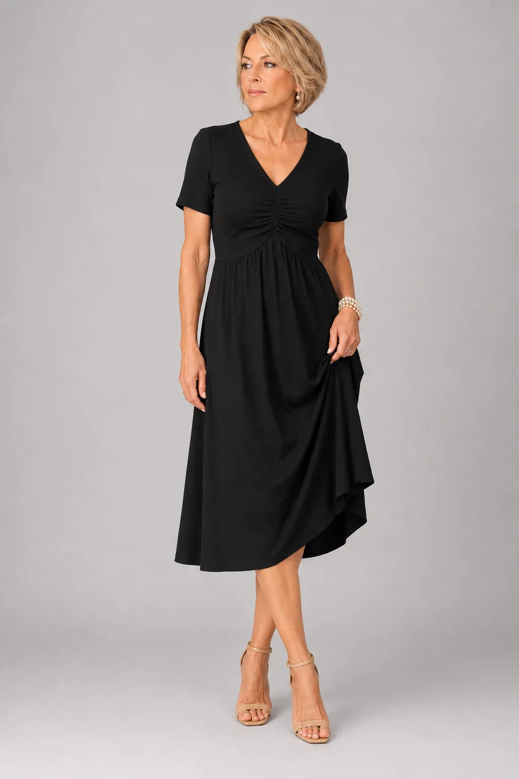 Robe col en V froncée manches courtes évasée