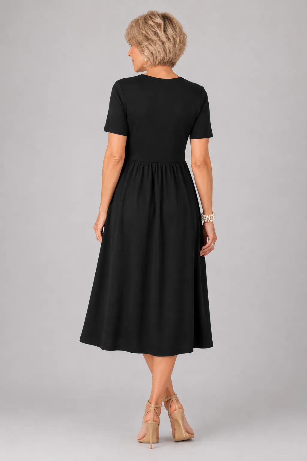 Robe col en V froncée manches courtes évasée