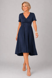 Robe col en V froncée manches courtes évasée