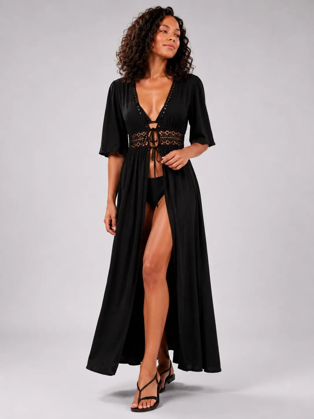 Maillot de bain dentelle découpée attache