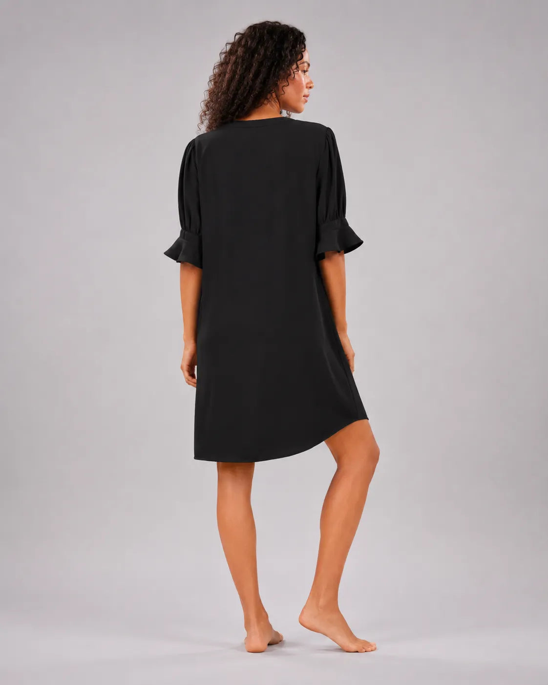 Robe unie col V à manches mi-longues froncées