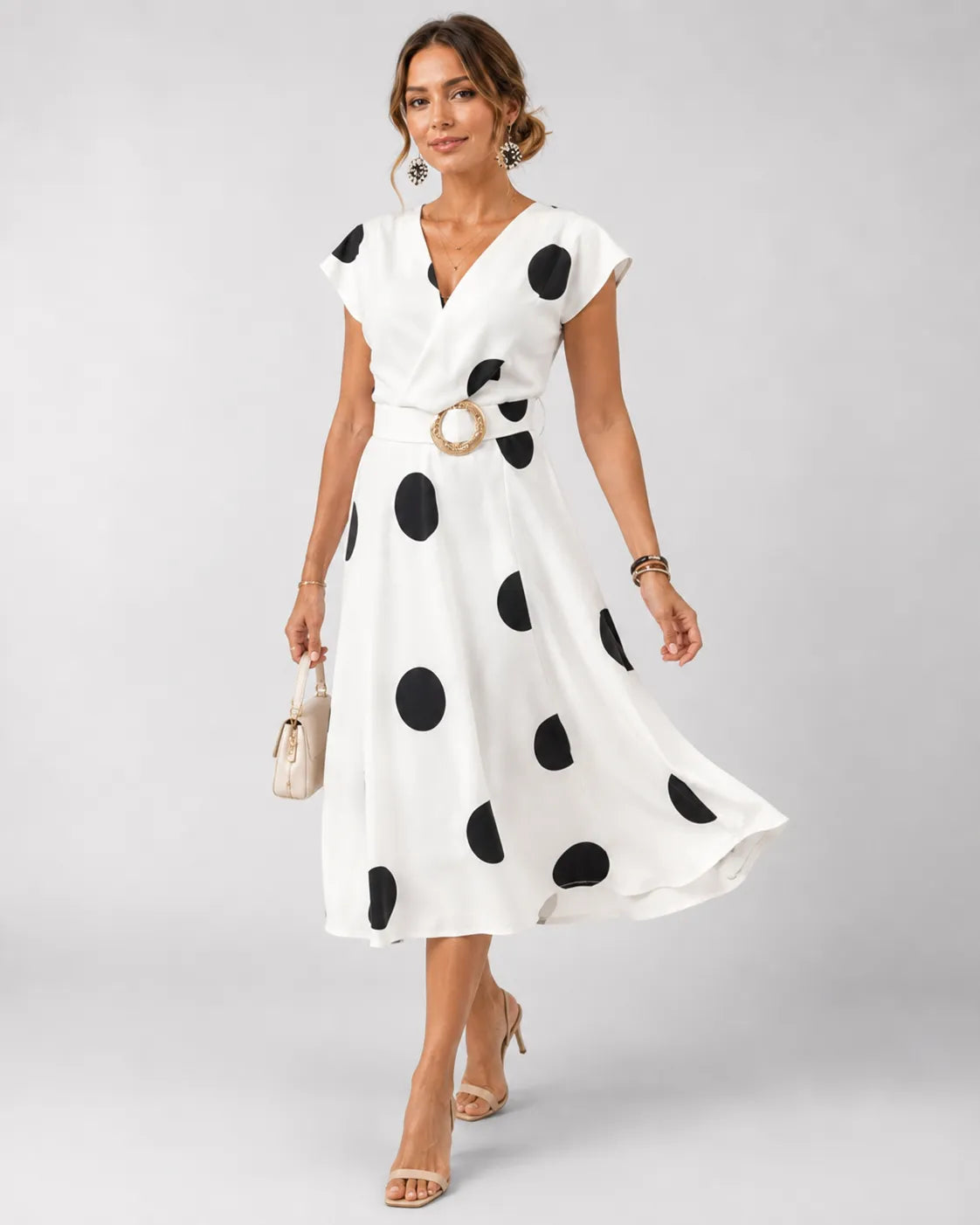 Robe à pois col en V cintrée à la taille