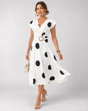 Robe à pois col en V cintrée à la taille