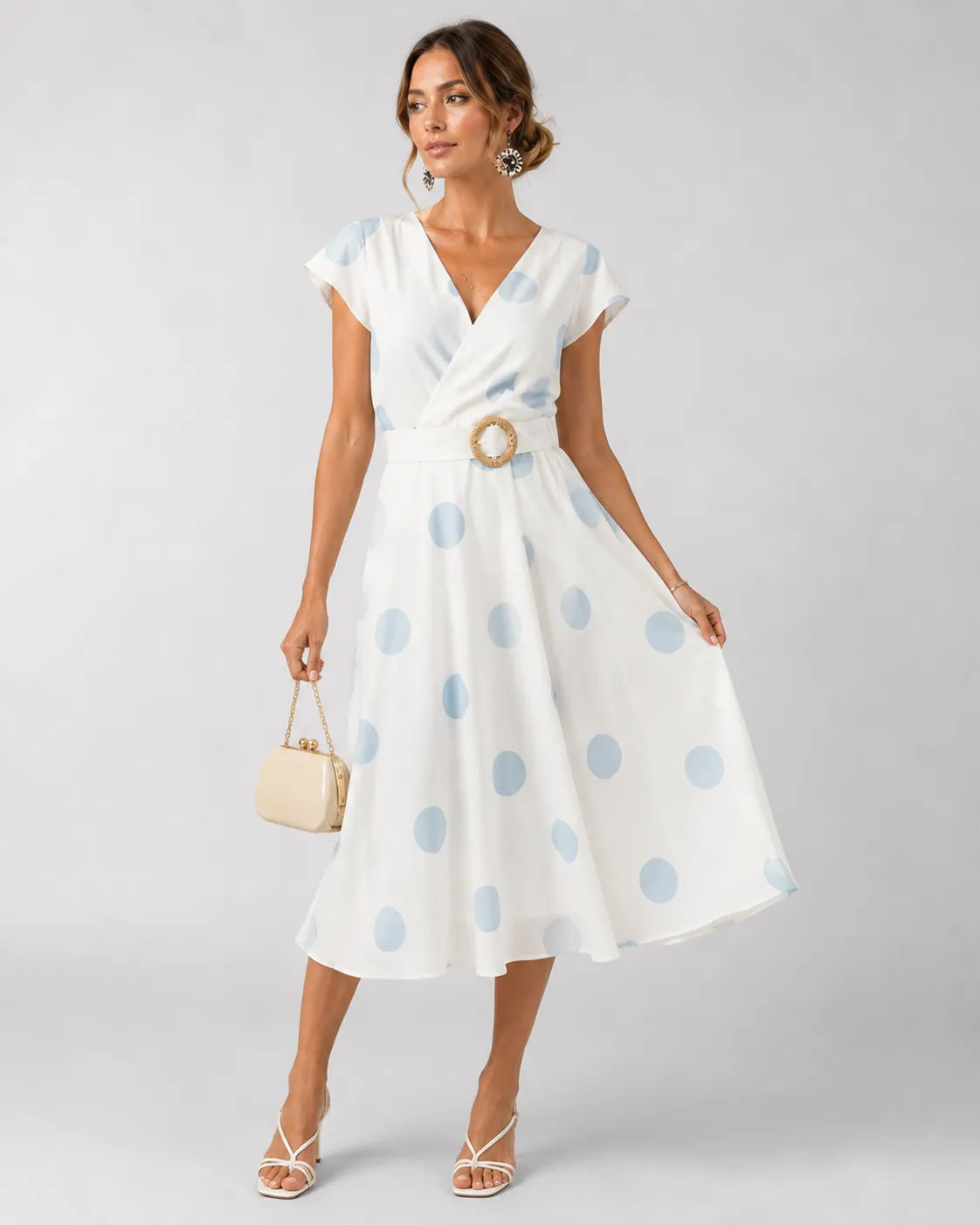 Robe à pois col en V cintrée à la taille